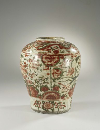 Balustervormige pot met draken, bloeiende planten en bloemranken by anonymous