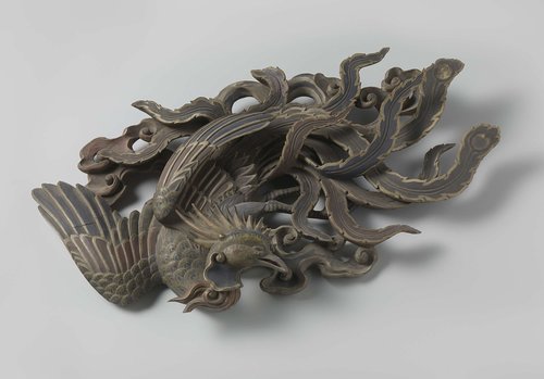 Phoenix van gepolyhromeerd houtsnijwerk by anonymous