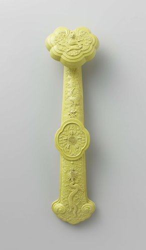 Gele ruyi-scepter met draken, vleermuizen en een kraanvogel by anonymous