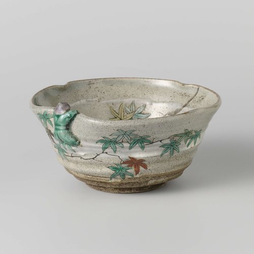 Kom met vogels, takken en een gemodelleerd figuur