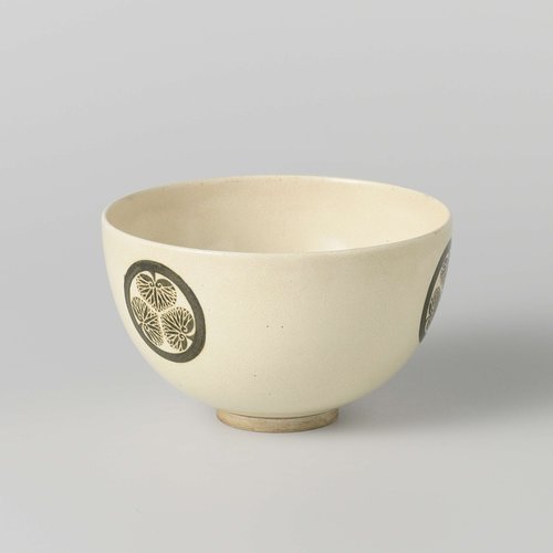 Kyoyaki kom met wapen (mon) van drie stokroosbladeren