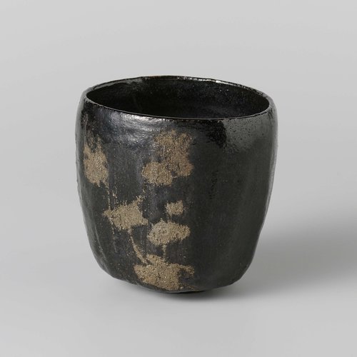 Zwarte theekom met plantmotieven