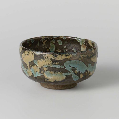 Tea bowl with blue and yellow spots