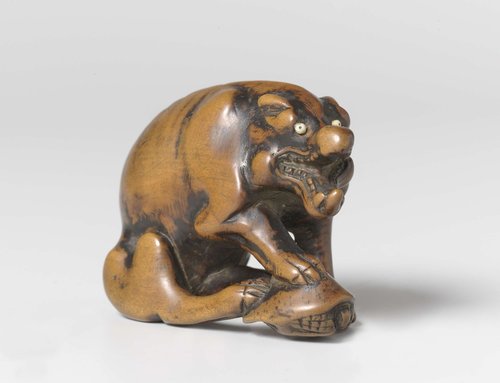 Netsuke in de vorm van een wolf met schildpad
