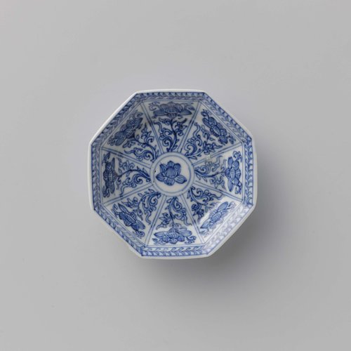 Achthoekige schotel met lotusranken by anonymous