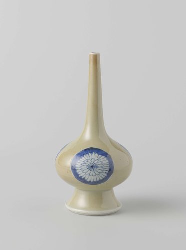 Rozenwater druppelaar of puntfles met café-au-lait en chrysanten by anonymous