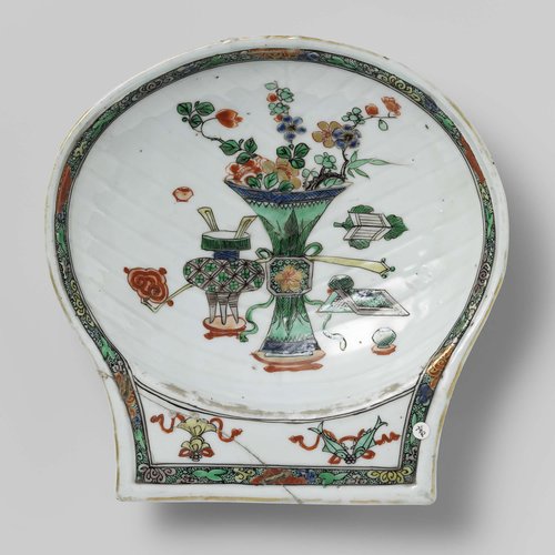 Scallop-shell-shaped bowl with antiquities by anonymous