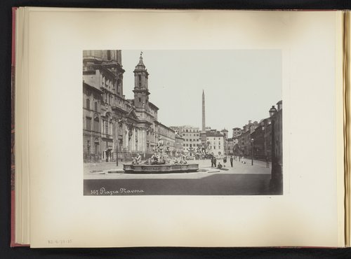 Gezicht op het Piazza Navona met fontein te Rome by anonymous
