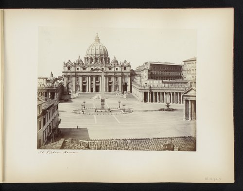 Gezicht op het Pietersplein en de Sint Pieter te Rome by anonymous