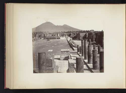 Gezicht op het Piazza del Foro te Pompeï, Italië by anonymous