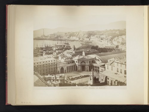 Gezicht op de haven, de mariniersschool en het station van Genua, Italië by anonymous