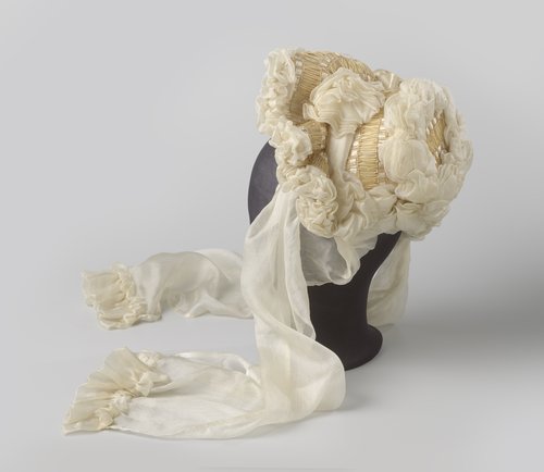 Hoed voor een meisje, van raffia en witte mousseline versierd met roze rozen