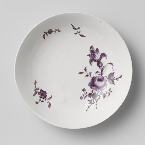 Schotel met bloemboeket en strooibloemen