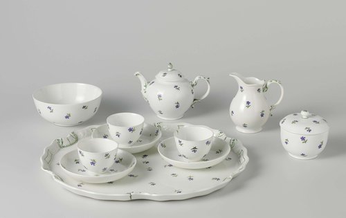 Theeservies bestaande uit een blad, theepot, melkkan, suikerpot, spoelkom en elf koppen en schotels, beschilderd met korenbloemen