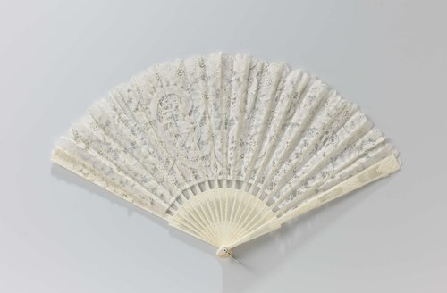 Vouwwaaier met blad van Duchesse kant, met margrieten en geschulpte rand, op een ajourmontuur van ivoor, voorzien van metalen waaierring by School voor Kunstnijverheid