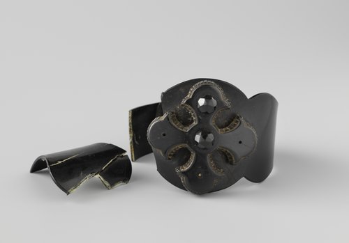 Armband van balein, breed van voren en enigszins gegolfd. Op bovenkant een Grieks kruis; versierd met gitten by Unknown Artist