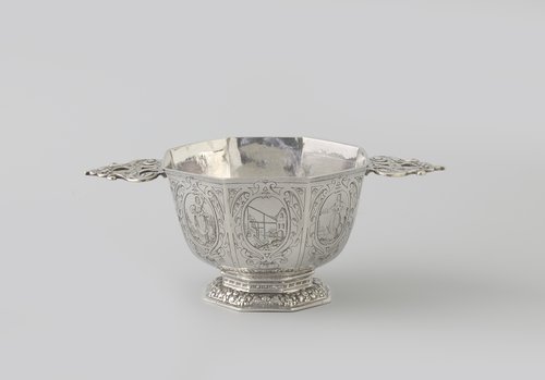 Brandewijnskom van zilver met hoge, achtkantige, gegraveerde cuppa en met twee gegoten horizontale rolwerk oren. Vals?