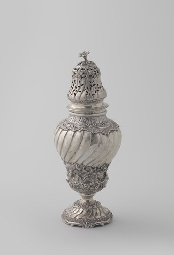 Suikerstrooier van zilver, omgekeerde peervorm op gewelfde voet met getordeerde opengewerkte dop versierd met gedreven rocailles, ranken, bloemen en vogels.