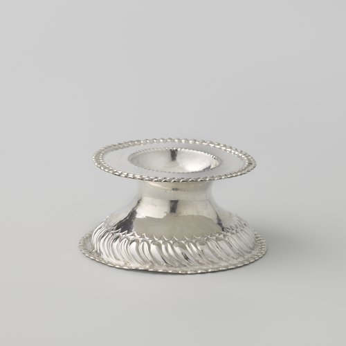 Zoutvat van zilver met hooggewelfde voet omgeven door een krans van knorren