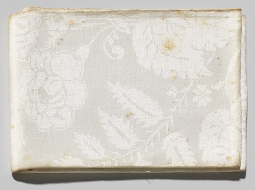 Servet met bloempatroon en rasterwerk by anonymous