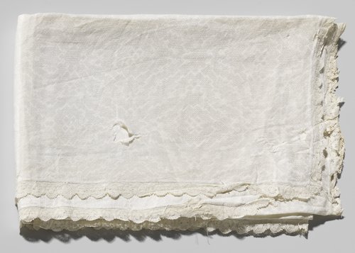 Servet met groot kruiswerk-  en ganzenoogpatroon en langs de randen afgezet met geschulpte kloskant by Unknown Artist