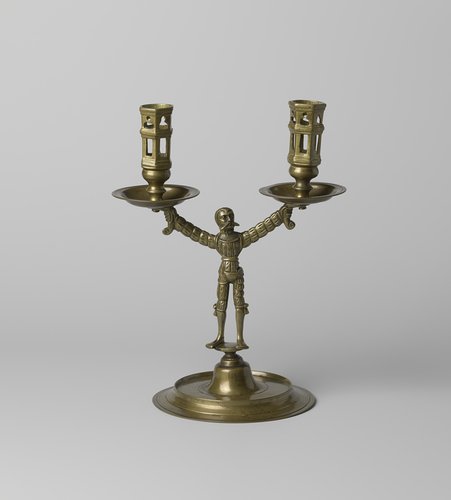 Twee-armige kandelaar met een figuur van een landsknecht by anonymous
