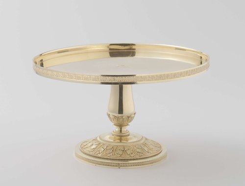 Taartschaal, versierd met acanthusbladeren