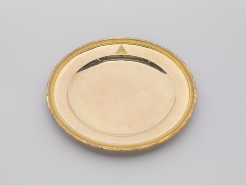 Bord van verguld zilver, met palmetrand. Op het plat het gegraveerde wapen Potemkin. by anonymous