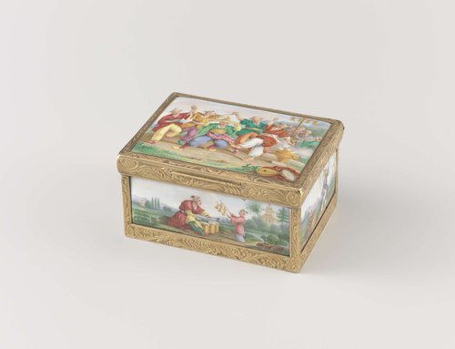 Snuifdoos van goud, rechthoekig met gewelfd deksel. Geheel geëmailleerd en beschilderd met Chinoiserieën by anonymous