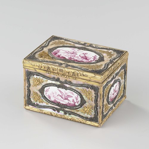 Snuifdoos van goud, rechthoekig, bedekt met parelmoer, émail en diamant en versierd met vogels en voluten by anonymous