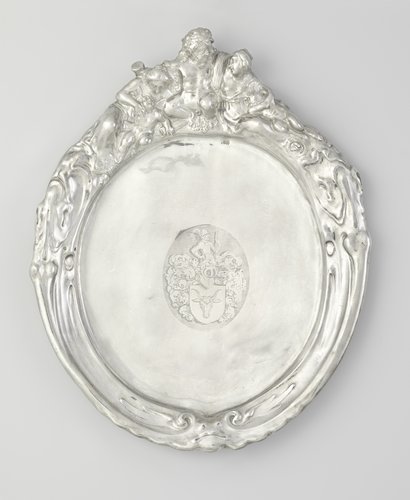 Schaal met rand van kwabornament waarin Bacchus, Venus, Amor, Ceres en Satyrkind