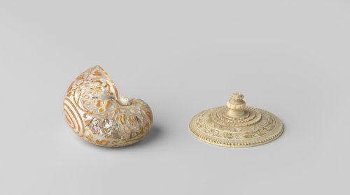 Nautilusschelp met gesneden wijnranken, met bijbehorende houder.