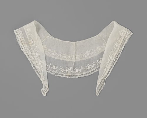 Sjaalkraag met smalle omslag van wit neteldoek versierd met plumetis-borduurwerk afgezet met een smalle strook kant by anonymous