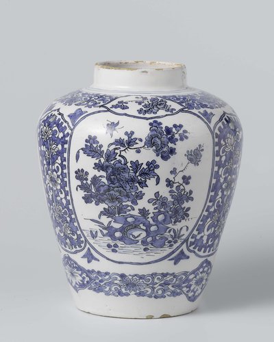 pot (zonder deksel) van faience met bloemdecoratie