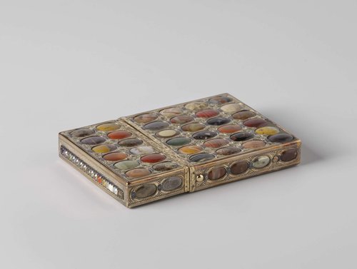 Etui van goud, versierd met honderd verschillende stenen, een staalkaart van Saksische gesteenten