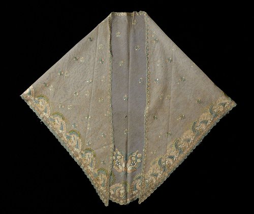 Fichu van zijden tule, driehoekig, getamboereerd met strooimotief van boeketten en langs twee zijden florale randmotieven in groene, beige en rose vloszijde by anonymous