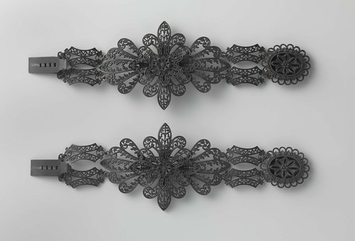Een paar armbanden by Johann Conrad Geiss