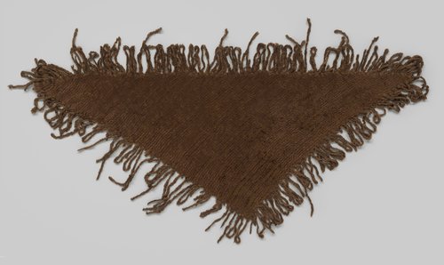 Driekantige bruine omslagdoek met franjes langs de drie kanten by anonymous