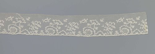 Strook kloskant met schuin geplaatste vierdubbele cartouche en bessentak by anonymous