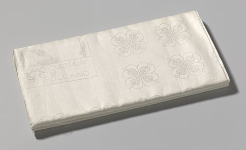 Linnen damasten tafellaken met in het midden het embleem van de Koninklijke Beetwortelzaadcultuur Kuhn & Co. Naarden