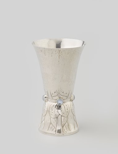 Bekervaas van zilver met maanstenen