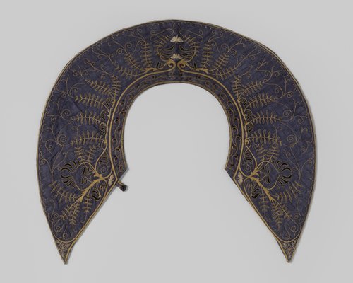 Kraag van donkerblauwe shantoeng, met zijde geborduurd by anonymous
