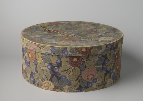 Ronde hoedendoos van karton, beplakt met papier waarop pompoen-vormige rozen by Gabrielle Stas