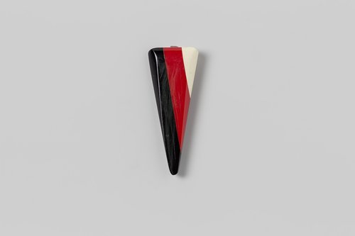 Clip van zwart, rood en wit been (?), Art Déco, spitse driehoekvorm met punt naar beneden gericht by anonymous