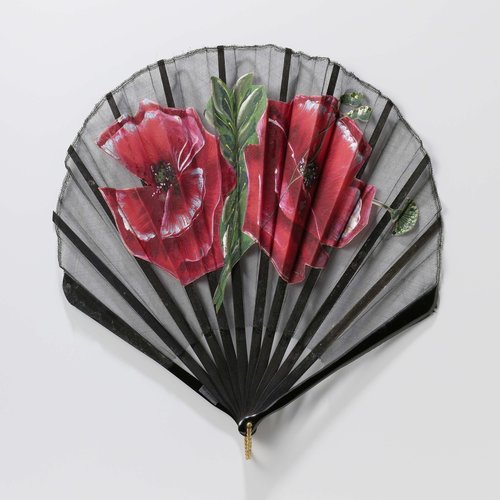 Vouwwaaier met blad van zwarte tule waarop op zijde grote rode papavers zijn geschilderd en gekleurde lovers vastgezet, op een montuur van zwartgeschilderd hout en kunststof by anonymous
