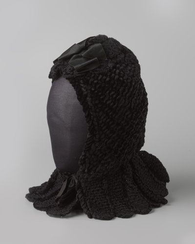 Kaper (muts), van zwart chenille en wol by anonymous