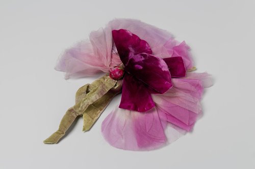 Corsage van rozen van roze fluweel en zijde en gaas met groene fluwelen steel by anonymous