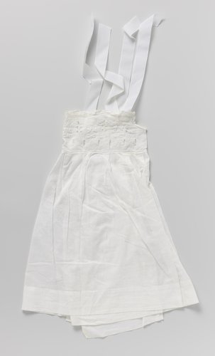Babyschort van linnenbatist, versierd met broderie Anglaise, wit- en ajourwerk, afgezet met Valenciennes by anonymous