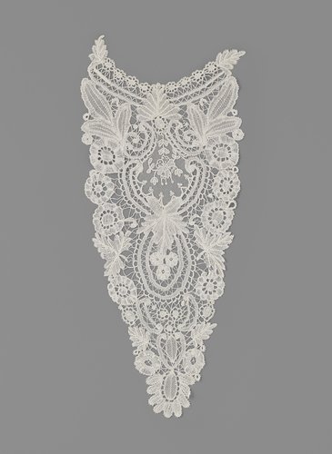 Plastron van duchesse de Bruxelles met inzetstuk van naaldkant by anonymous