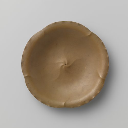 Schaal van messing met vijflobbig spiraalornament